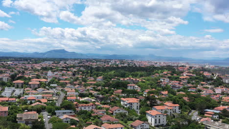 Barrio-Rico-Casas-Anglet-Con-Montañas-Pirineos-En-Antena-De-Fondo