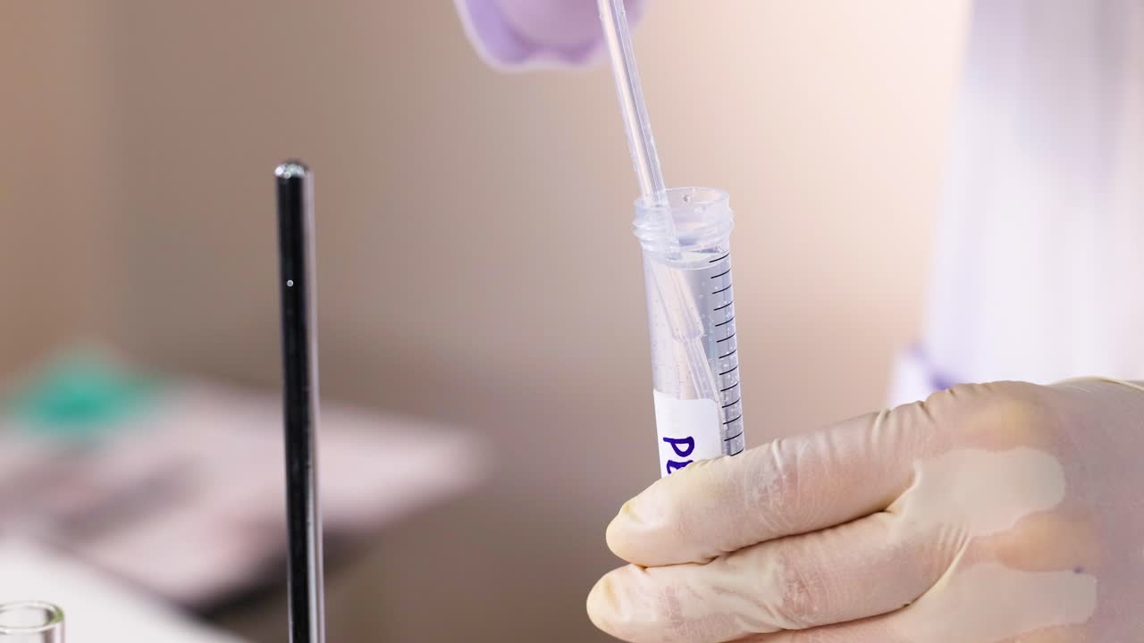 mezcla de soluciones de nitrato de plomo y yoduro de potasio