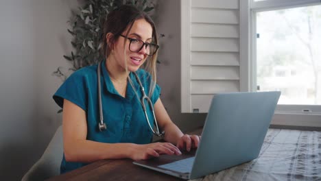 enfermera revisando al paciente a través de una videollamada