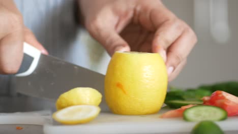 cortando limón amarillo en una tabla de cortar