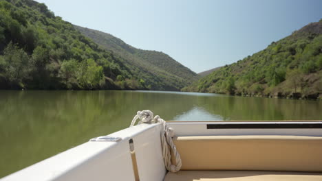 Un-Barco-Viajando-A-Través-Del-Río