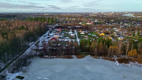 Vista-Aérea-De-Un-Paisaje-De-Pueblo-Cubierto-De-Nieve-En-Letonia-Jelgava