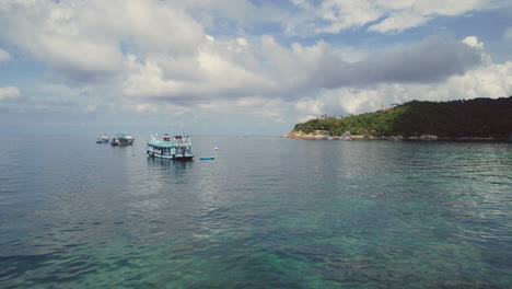 vuelo a los barcos bajo las grandes nubes