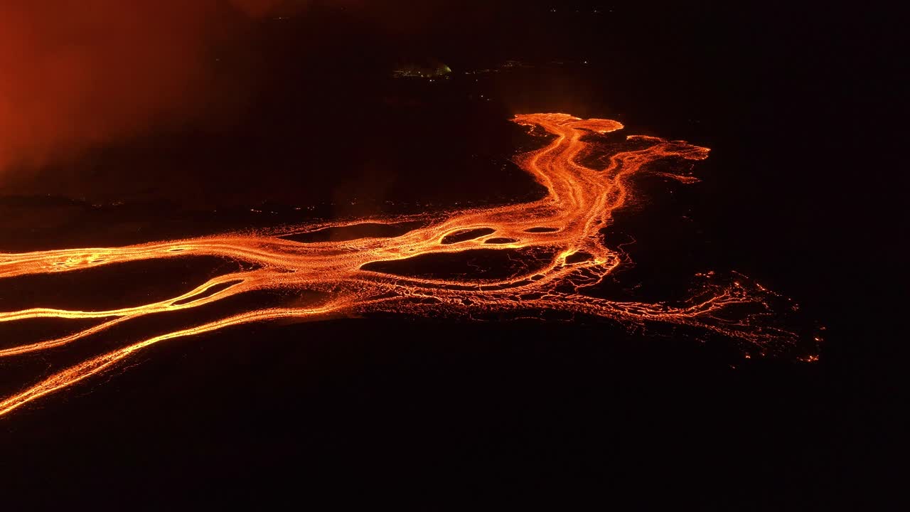 Magma vulcanico che scorre sulla superficie terrestre nella penisola di Reykjanes di notte