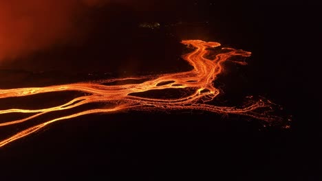 magma volcánico que fluye en la superficie de la tierra en la península de reykjanes por la noche