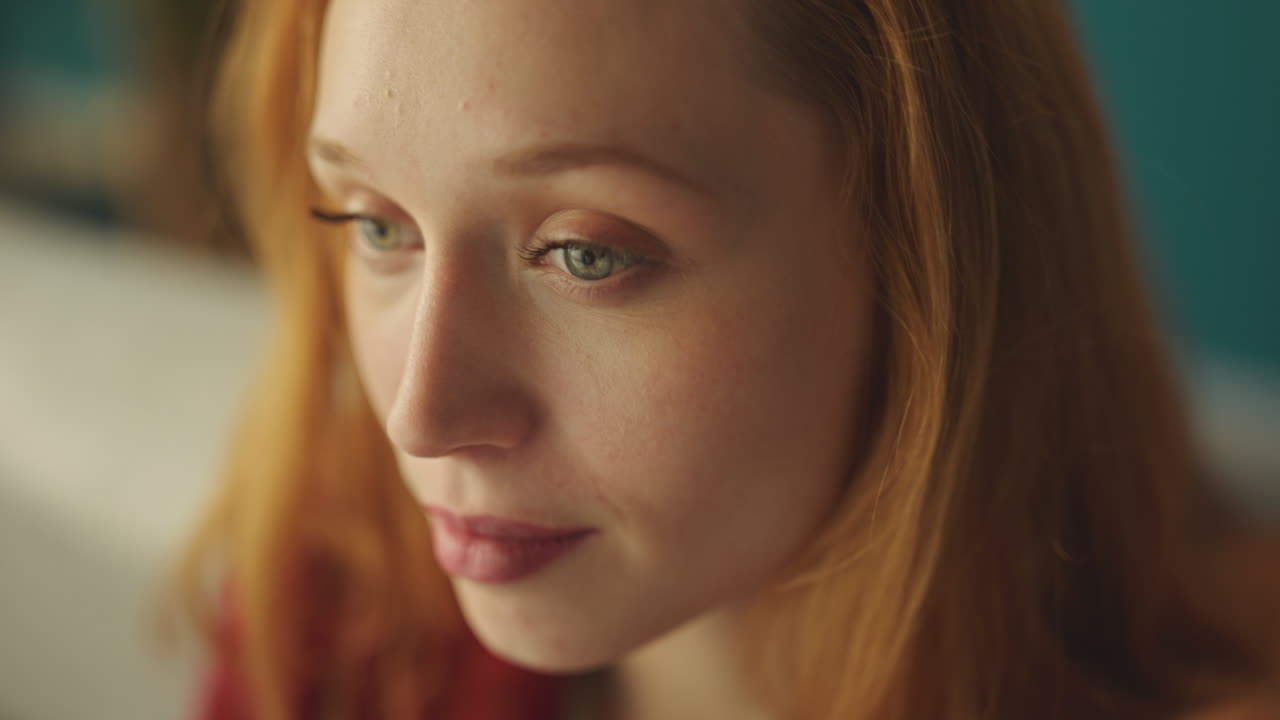 hermosa mujer hispana sonriendo