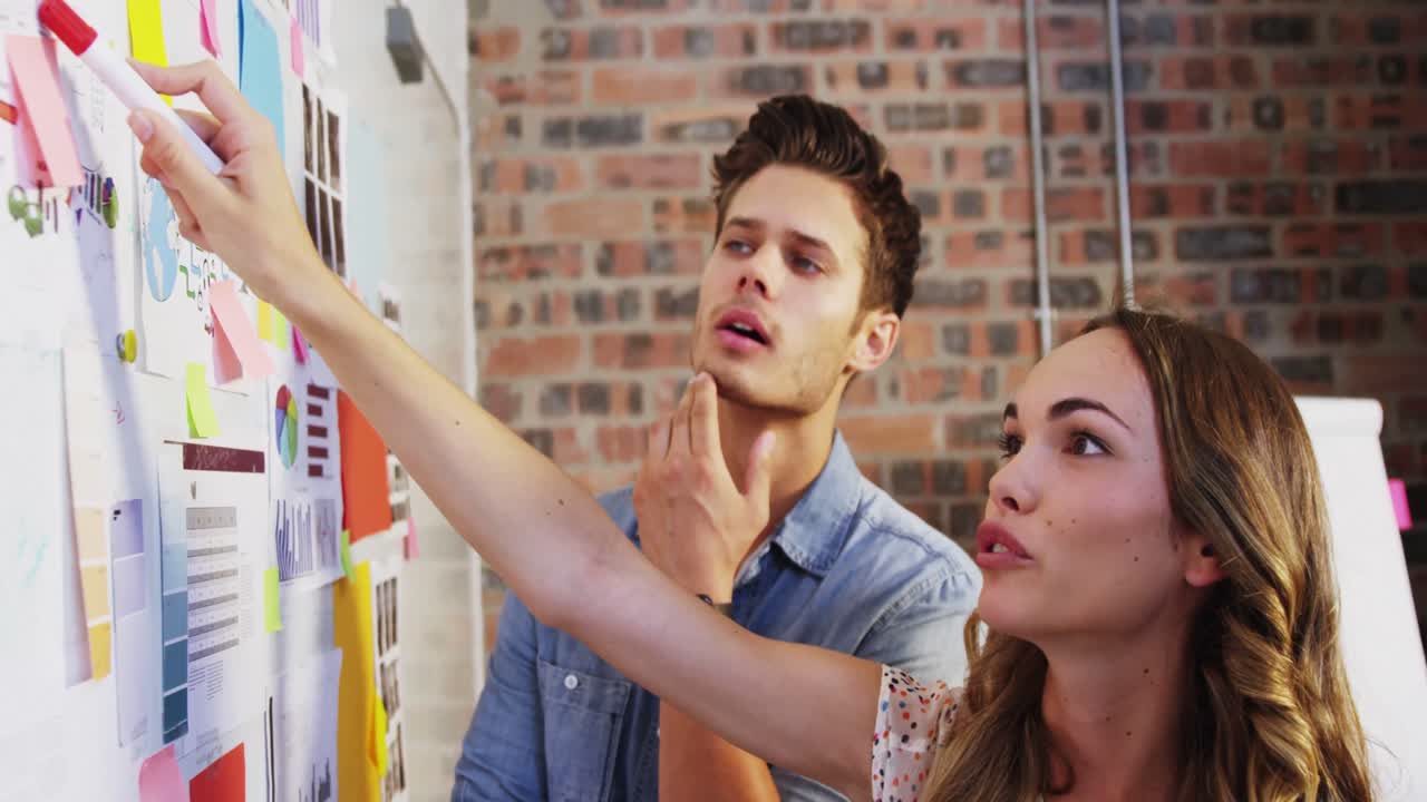 ejecutivos de negocios mirando notas adhesivas en la pizarra