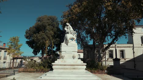 Move-closer-to-the-statue-in-the-middle-of-the-city-park,-Montpellier---France