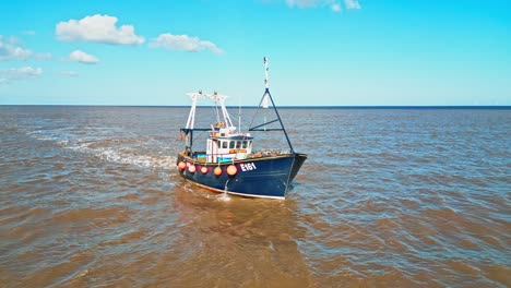 imágenes de video aéreas de un barco de arrastre de pesca