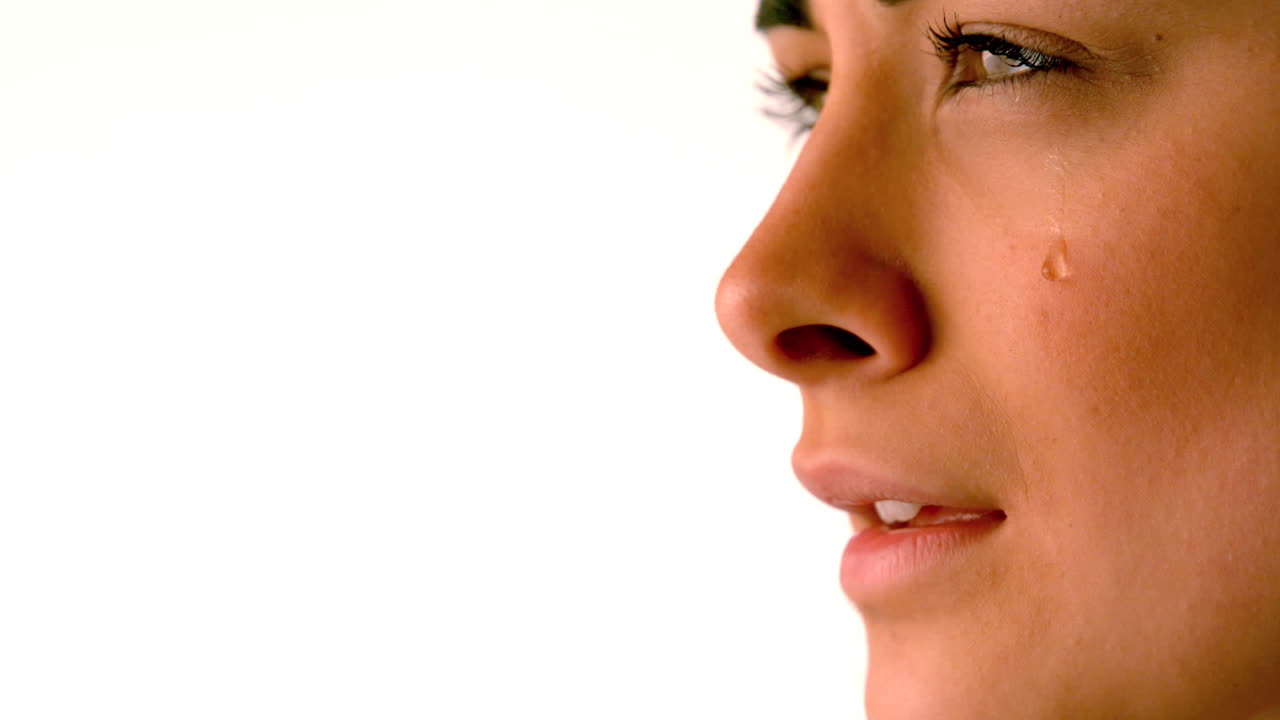 morena molesta con lágrimas rodando por la mejilla