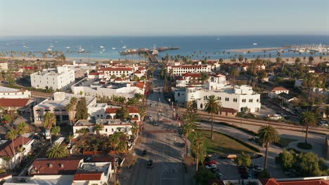 vista aérea de state street hacia stearns wharfs y la playa, en santa barbra, california