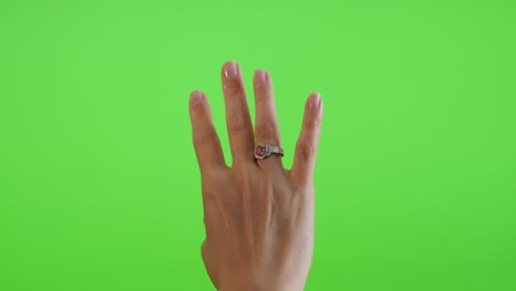 hijo intentando dedo anillo de plata pantalla verde 4k 2160p imágenes ultrahd - mujer sosteniendo un anillo y intentando en pantalla verde pantalla 4k 3840x2160 video uhd