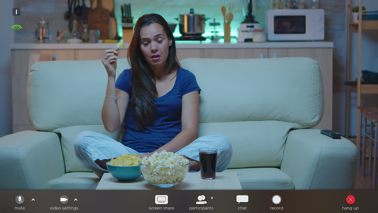 una mujer hablando en la cámara.