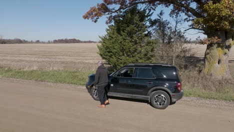 Todoterreno-Al-Lado-De-La-Carretera-Rural-Con-Problemas