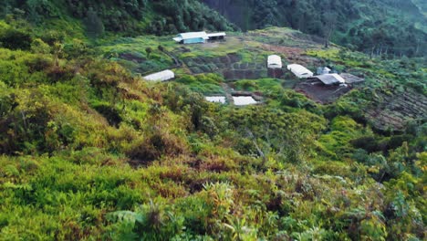 una cabaña papú nativa en lo alto de las montañas de papú, indonesia