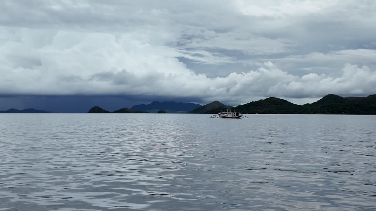 바다에서 떠다니는 외로운 배