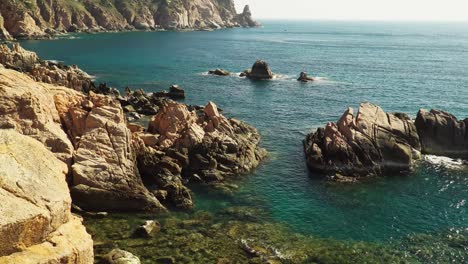 costa rochosa isolada e águas azuis cristalinas paisagem deslumbrante do mar, vietnã