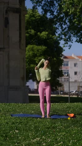 mujer practicando yoga al aire libre