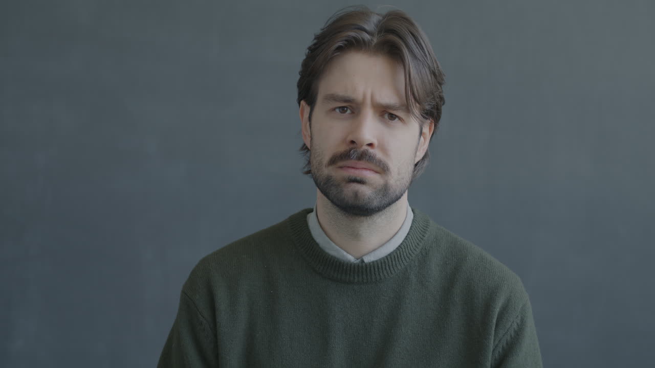 엄지손가락을 내려주는 남자