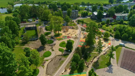 vista aérea de un hermoso municipio bien planificado con un parque infantil en el centro