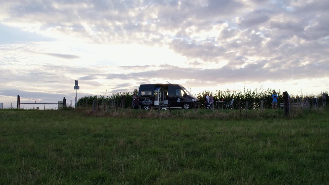 Tramonto sulla campagna di Valkenburg con i camper