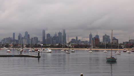 Skyline-Von-Melbourne-Mit-Booten-Im-Vordergrund