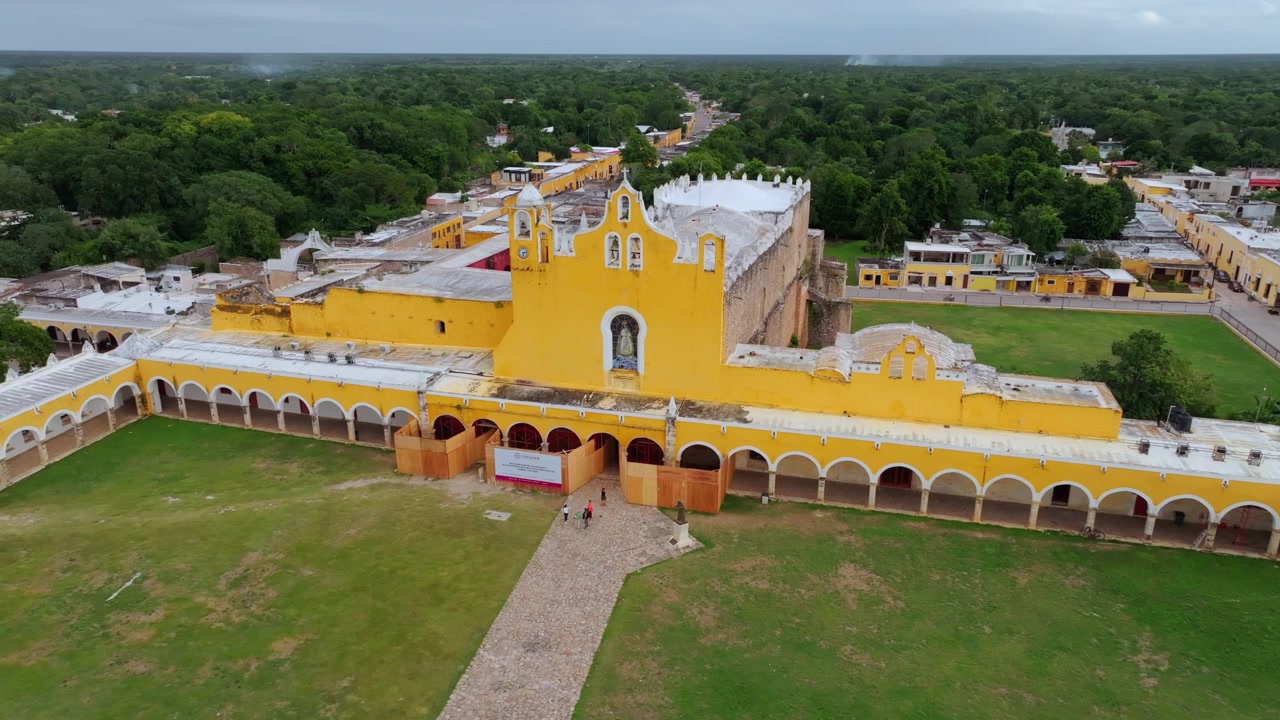 Vista aérea del Convento amarillo de San Antonio de Padua y su vasto atrio porticado en Izamal, Yucatán, México, el monasterio colonial desde arriba.