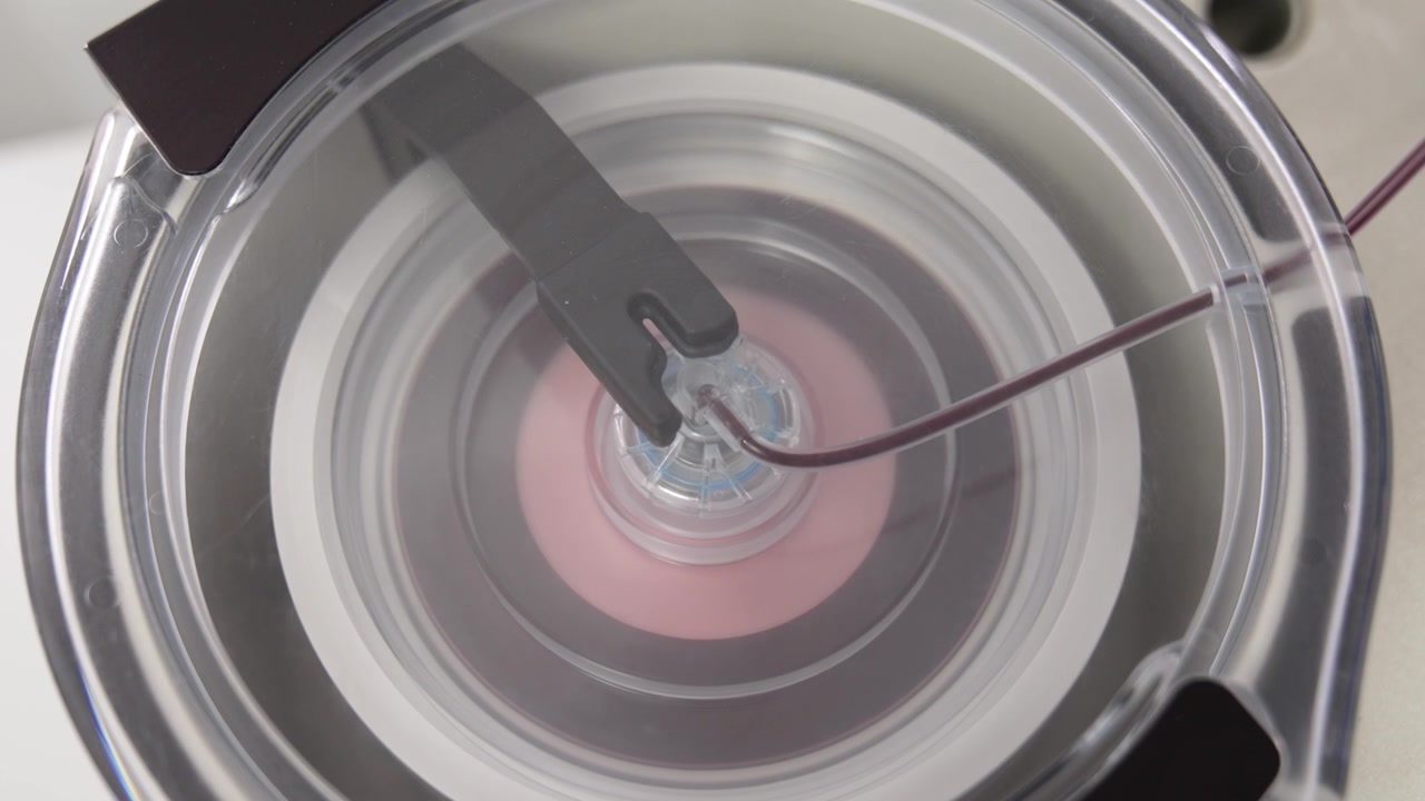 Blod strømmer gennem det tynde rør til centrifugemaskinen. Nærbillede. Proces for udvinding af plasma.
