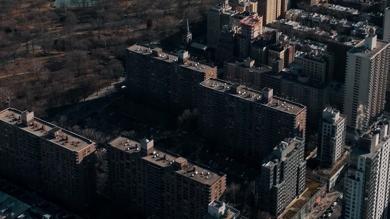Vista di edifici urbani a New York con fiume e parco in lontananza