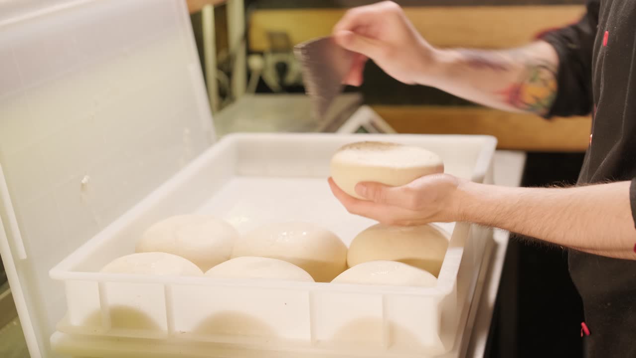 레스토랑의 부에서 피자를 요리하는 남자