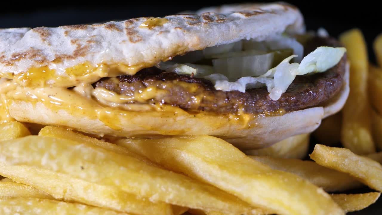 el kebab se hace en casa con deliciosas papas fritas