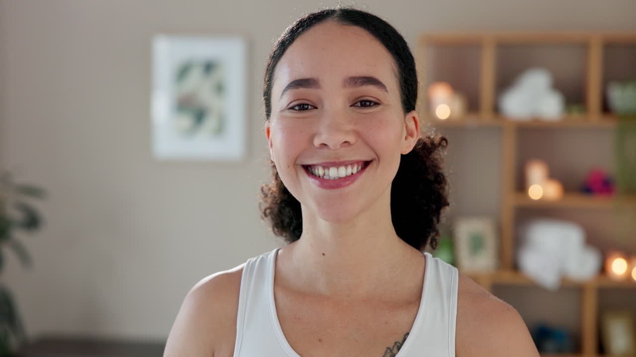 retrato de una mujer sonriente con el cabello rizado