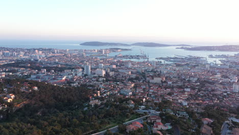 Luftaufnahme-Vom-Mount-Faron,-Stadt-Toulon,-Mittelmeer,-Französischer-Marinestützpunkt