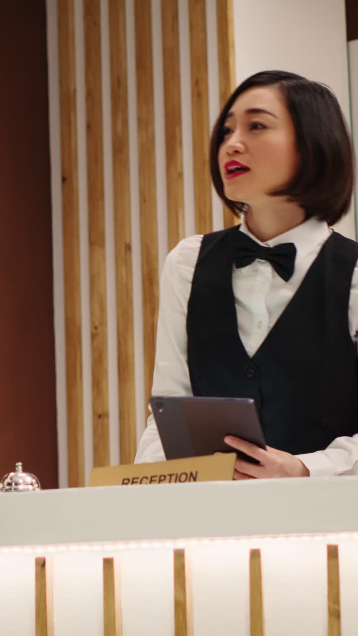 Recepcionista de hotel trabalhando