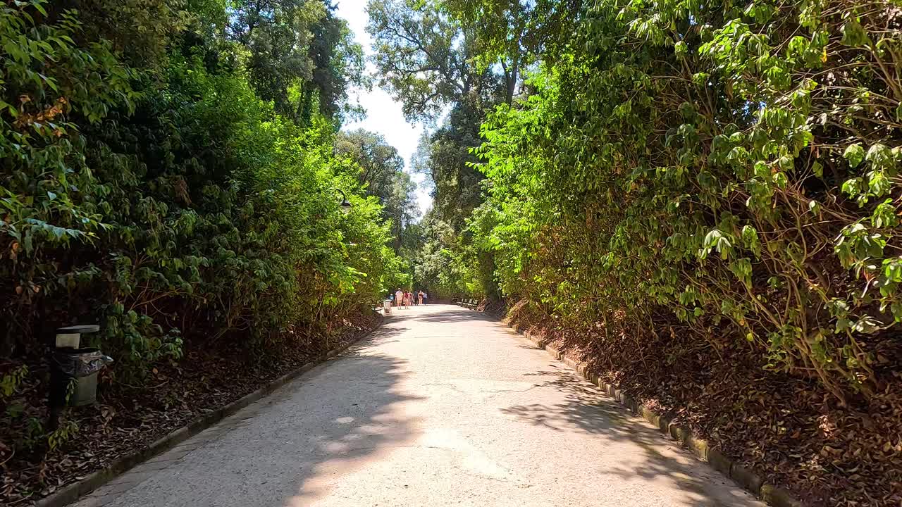 이탈리아 나폴리의 조용한 정원 길