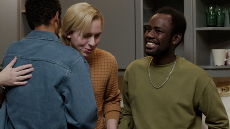 reunión de amigos masculinos en un apartamento