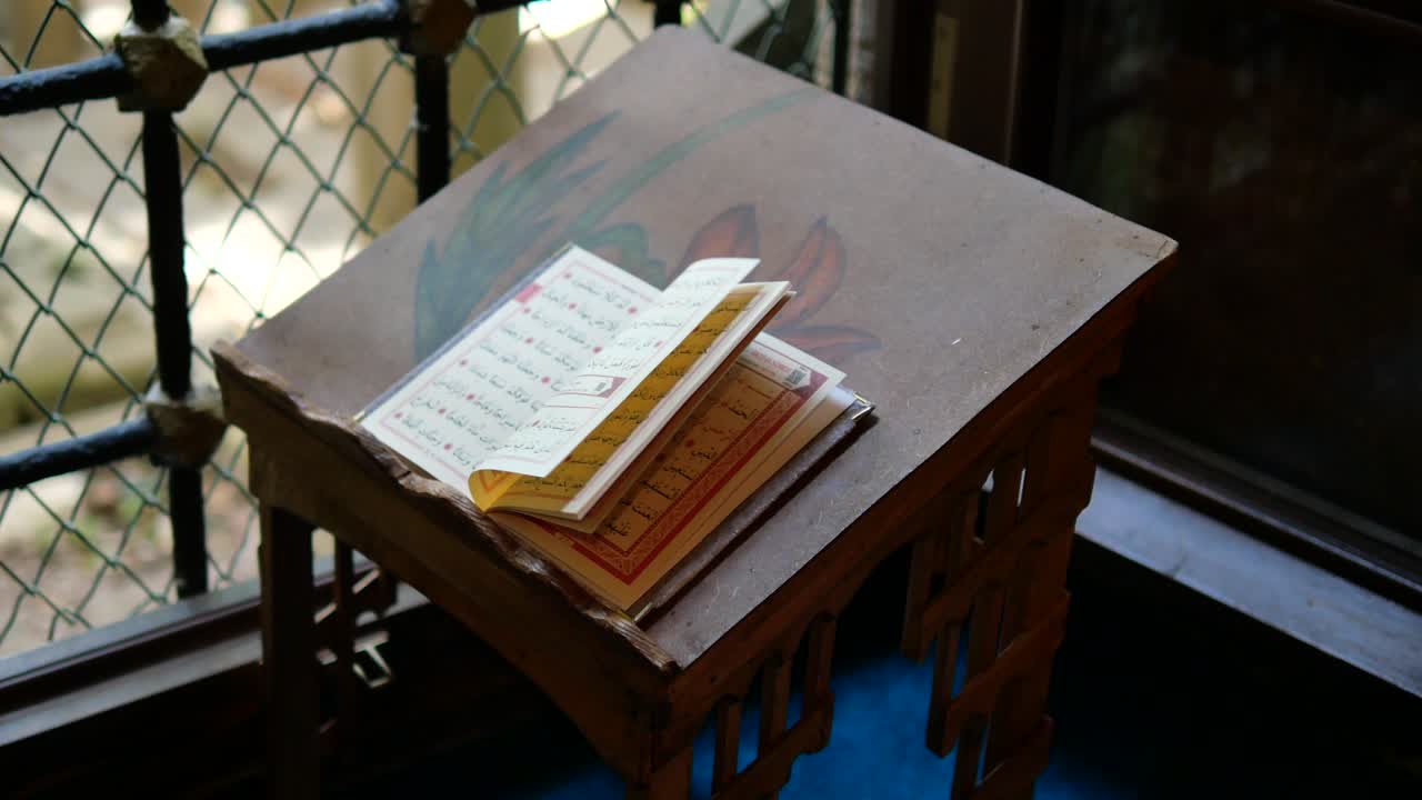 primer plano de un corán en un puesto de oración