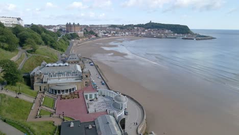 Vista-Aérea-De-Pájaro-Del-Spa,-La-Playa,-El-Puerto-Y-El-Castillo-De-Scarborough