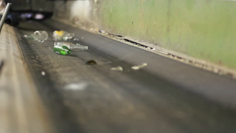 Botellas-Y-Latas-Se-Mueven-A-Lo-Largo-De-Una-Cinta-Transportadora-En-Un-Centro-De-Reciclaje-1