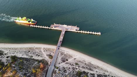 la gente del barco de troya en el río sado