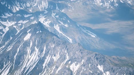 Vista-Aérea-Paisaje-De-Montañas-Cubiertas-De-Nieve