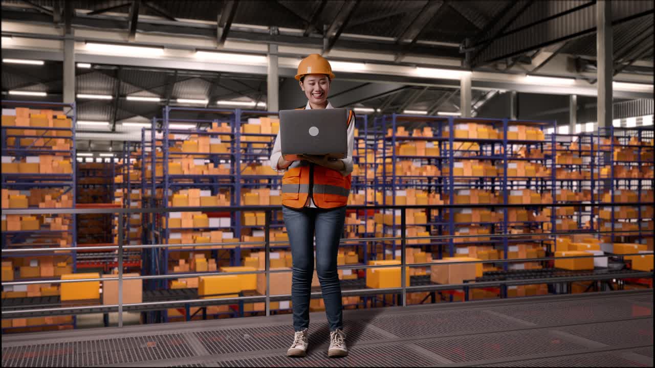 mujer ingeniera trabajando en una computadora portátil en un almacén