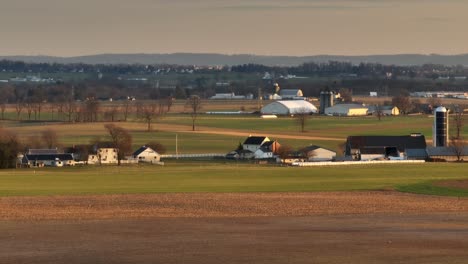zoom panorámico aéreo largo de la granja y el hogar amish