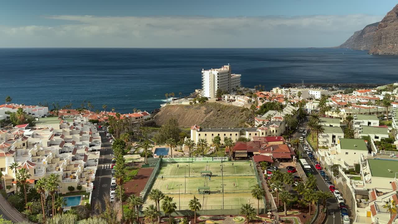 Vista panorâmica de Los Gigantes com o oceano e campos de ténis em Tenerife.