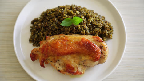 arroz frito al pesto con pollo asado en plato blanco