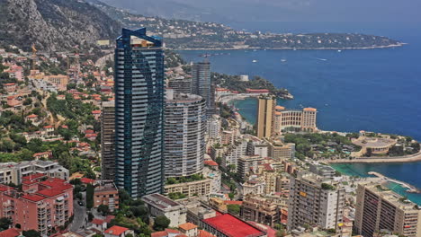 Vista-Aérea-De-Monaco-V21-Con-Vistas-Al-Barrio-De-St-Roman,-Capturando-La-Famosa-Torre-Odeon-Y-Las-Propiedades-Residenciales-Y-Complejos-Turísticos-Circundantes---Julio-De-2021