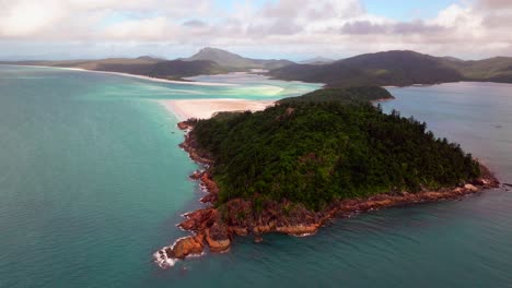 vista aérea de drones tiro estático whitsundays isla playa de whitehaven extremo norte nublado verano soleado primavera otoño invierno vuelo panorámico turista aguas azules claras parque nacional