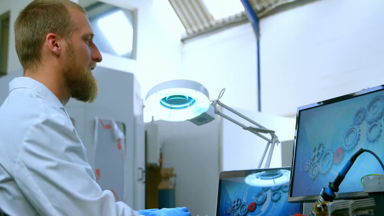 ingeniero robótico masculino usando una tableta digital en el escritorio 4k