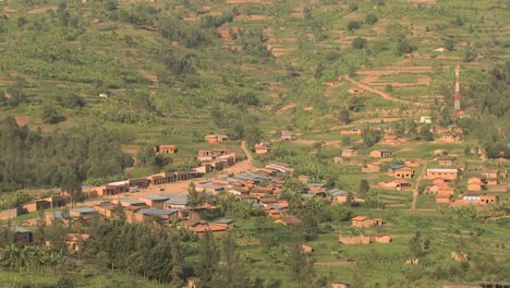 un pequeño pueblo en la ruanda rural desde la distancia