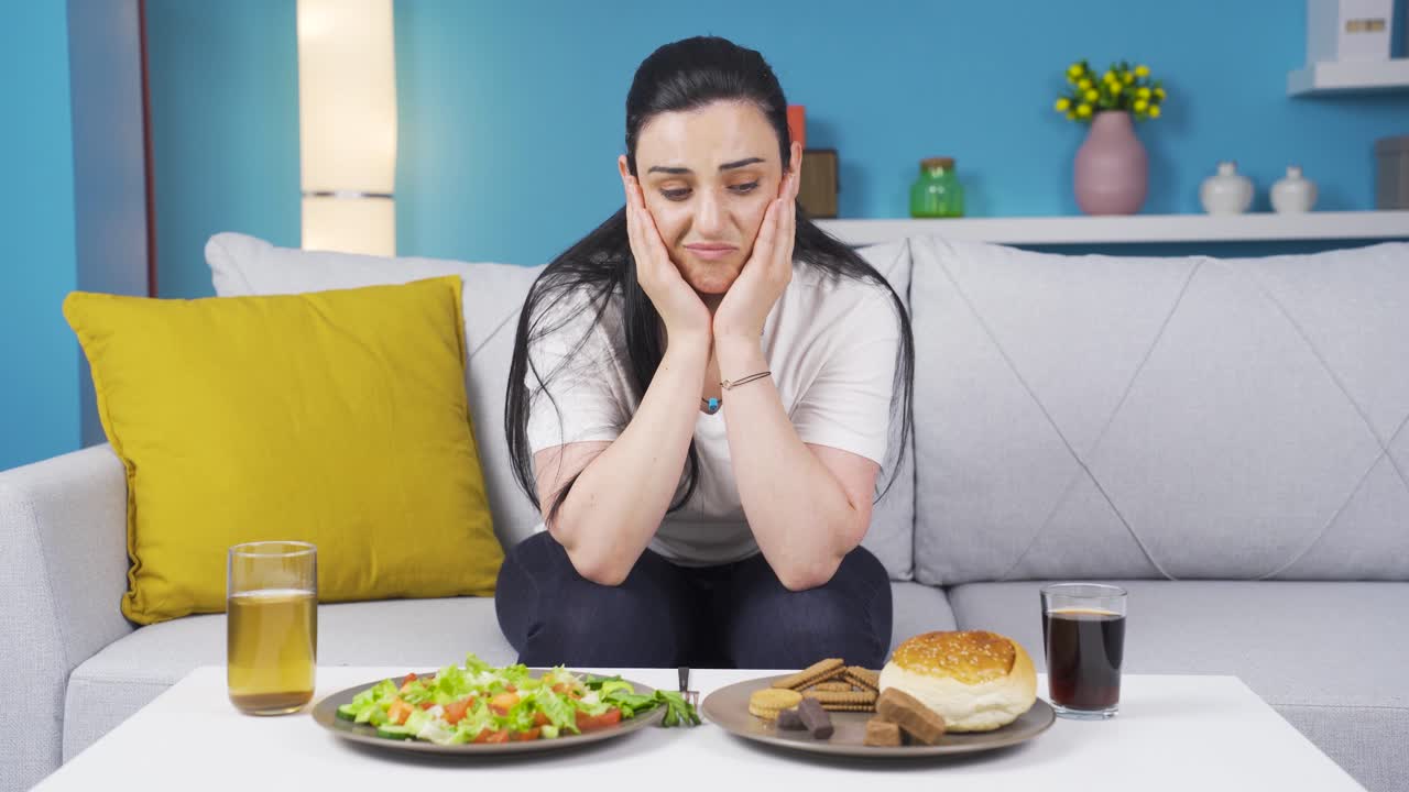 건강한 생활 선택. 해로운 음식을 선택하지 않는 다이어터.